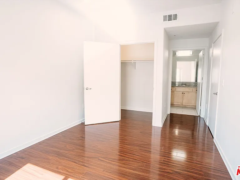 12132 Hart St #301 — Photo 20