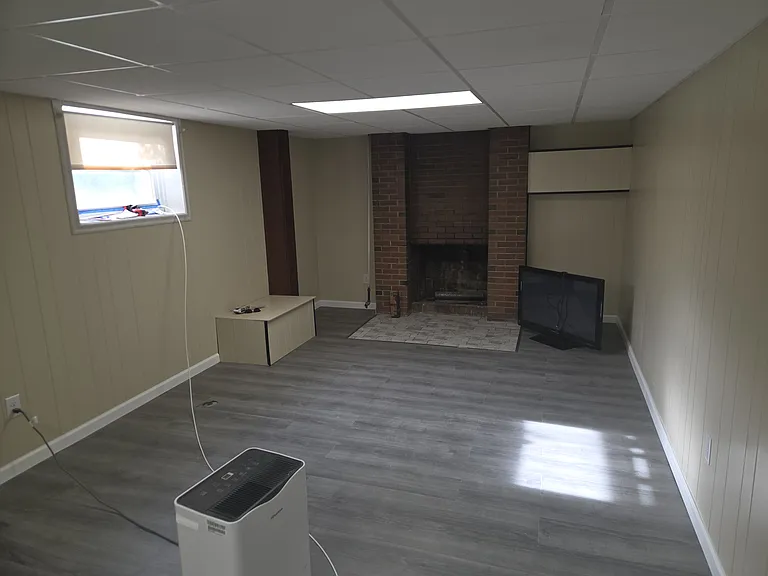 600 sf lower level basement that you can access from the garage. Additionally, 1 full bathroom and laundry