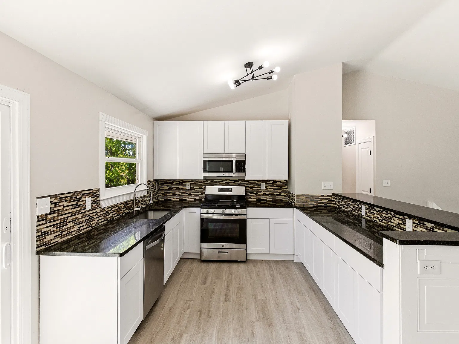 4 bed, 1774 sqft, $3,995 — Photo 4