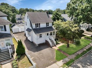 8 Leach St, Lynbrook, NY 11563