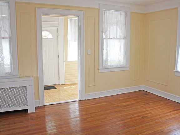 5th image of 221 Lowell Ave