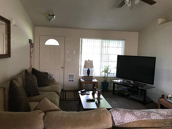 4th image of 678 NE Sandstone Ln