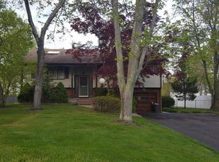 26 Winthrop Dr, Manalapan, NJ 07726