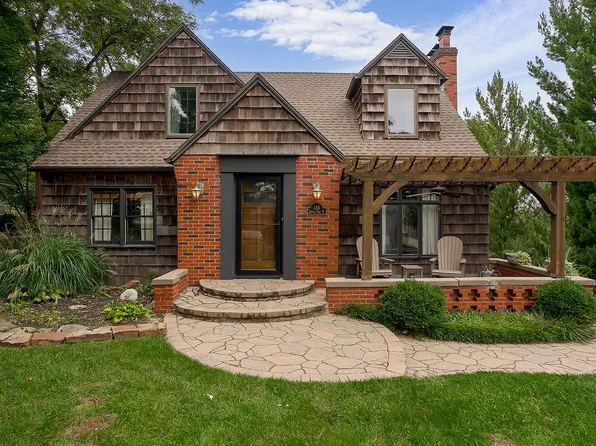 128 Terrace Trl W, Lenexa, KS 66217