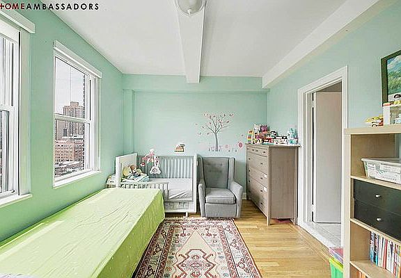 4th image of 20 W 72nd St #1604