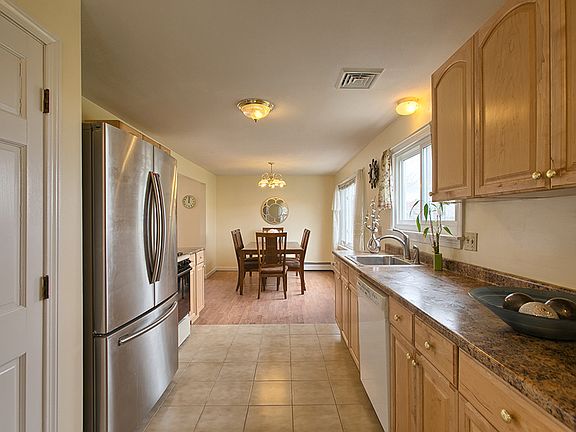 5th image of 135 Beacon Hill Blvd