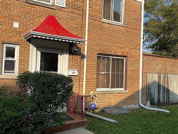 2nd image of 1759 W Chase Ave