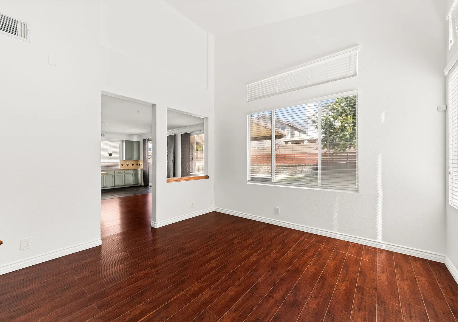 Beautiful 2 Story Home — Photo 4