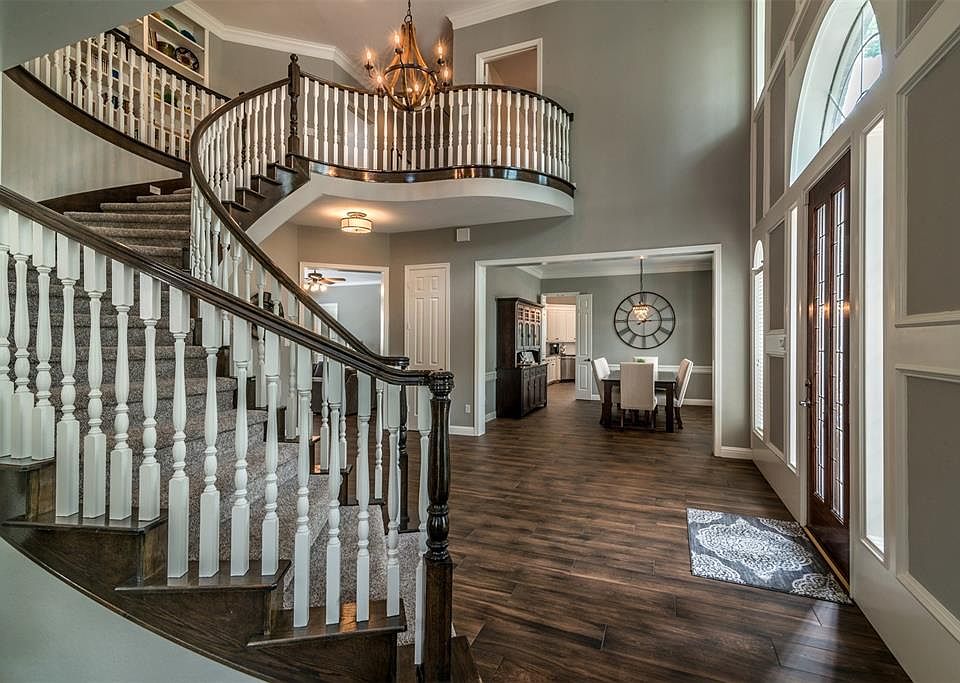 Remarkable entry foyer.