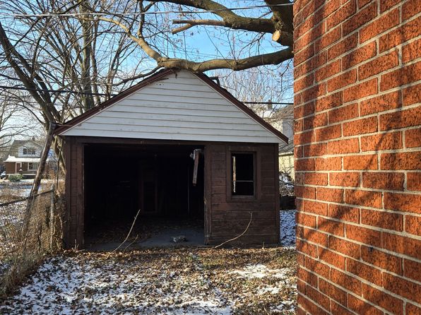 detroit-michigan-444987304 picture