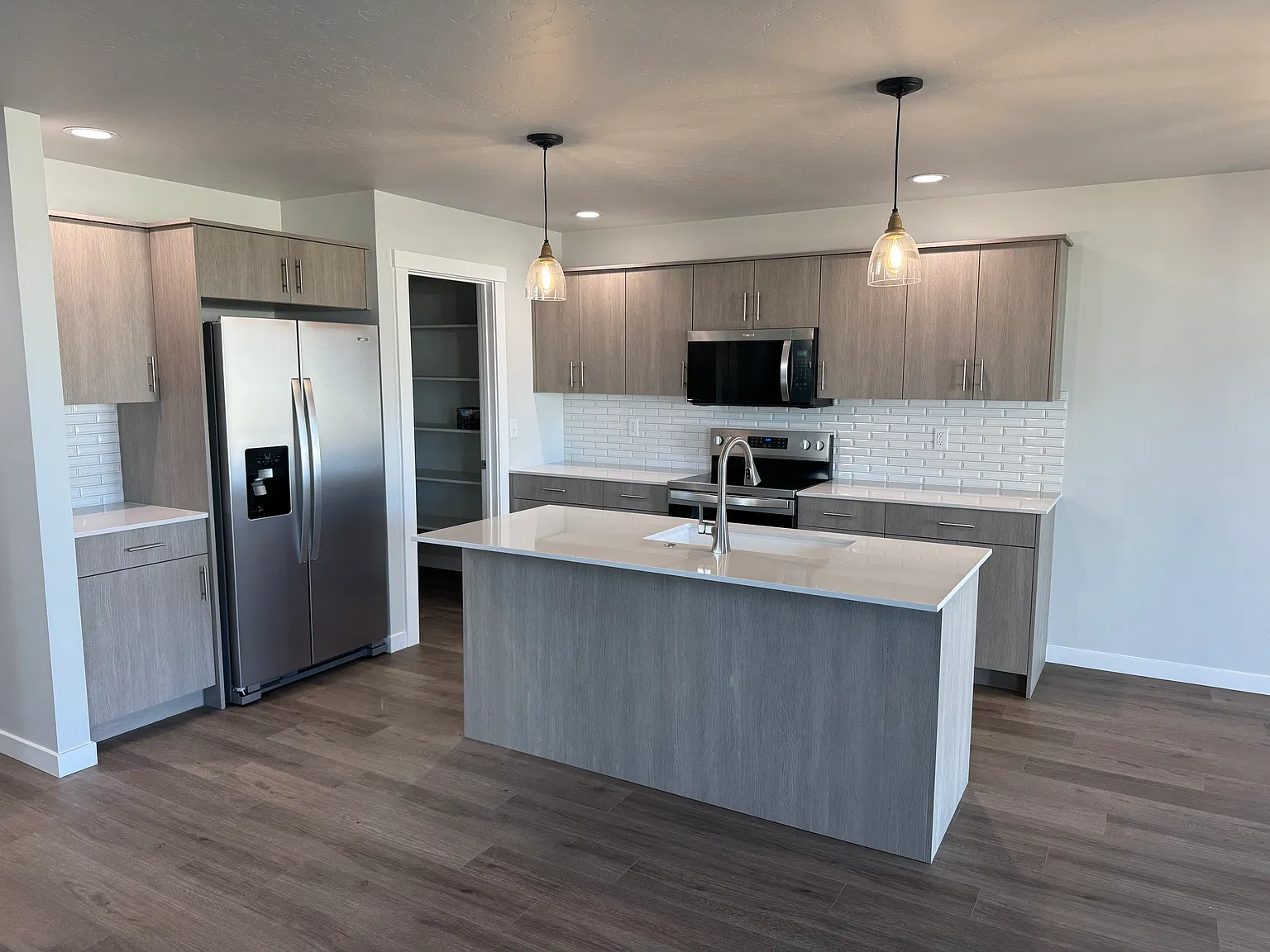 3 bed, 2.5 bath, 1851 sqft, $2,800 — Photo 3