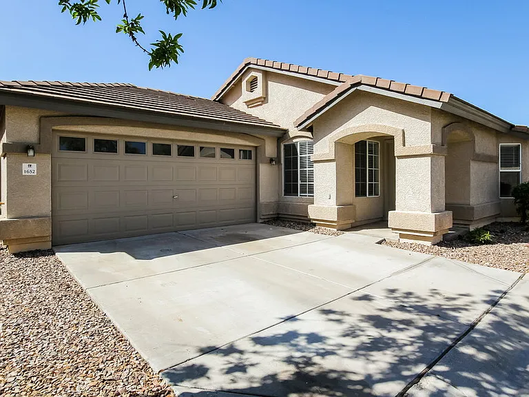 1652 N Serina — Photo 1