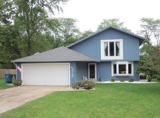 8729 Multirose Ln, Leo, IN 46765