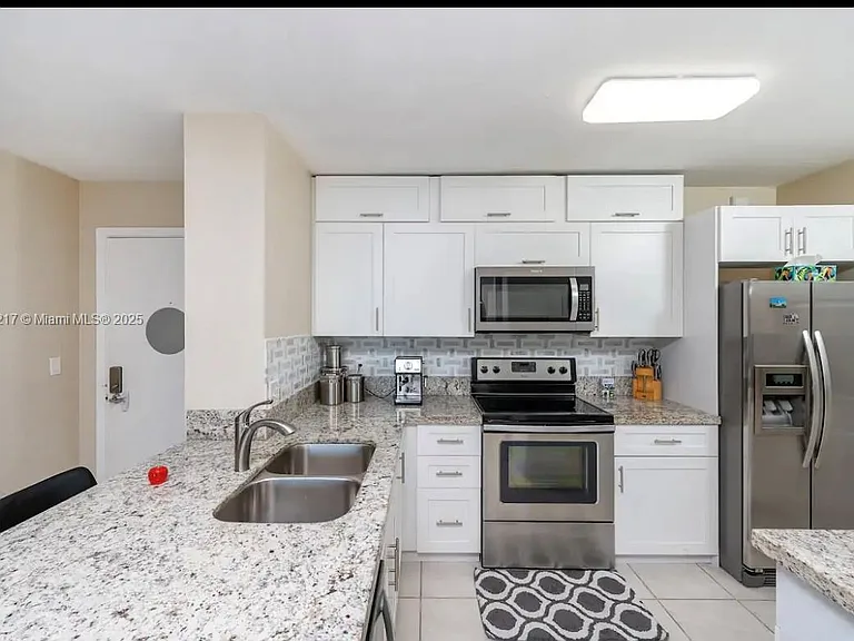 19999 E Country Club Dr #1202 — Photo 6
