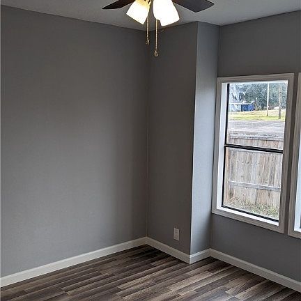 5th image of 515 E Railroad St