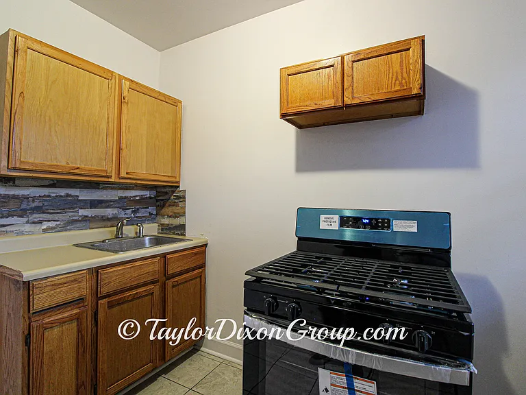 506 E 70th St #1 — Photo 18