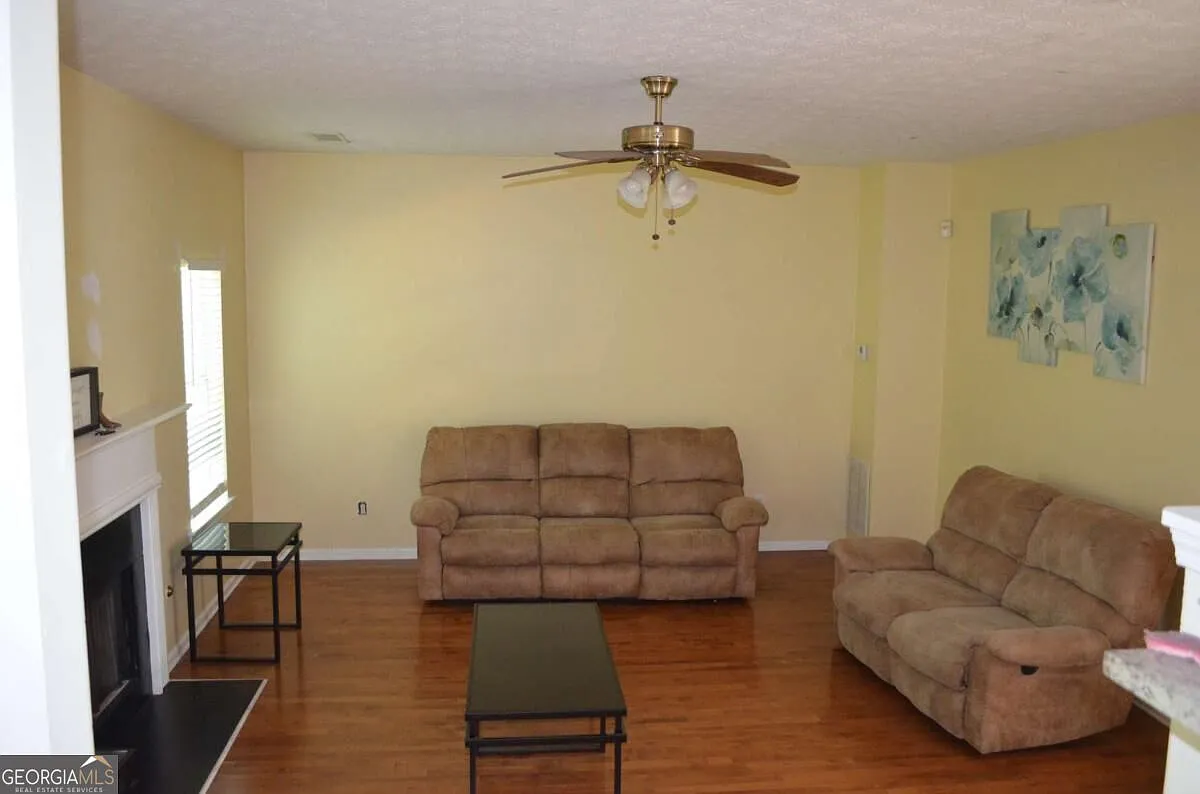6 bed, 3.5 bath, 3700 sqft, $1,150 — Photo 2