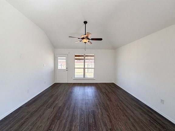 3rd image of 105 Kings Way Dr