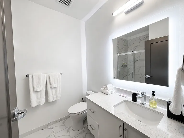Exhibit A2 Apartments — Photo 21