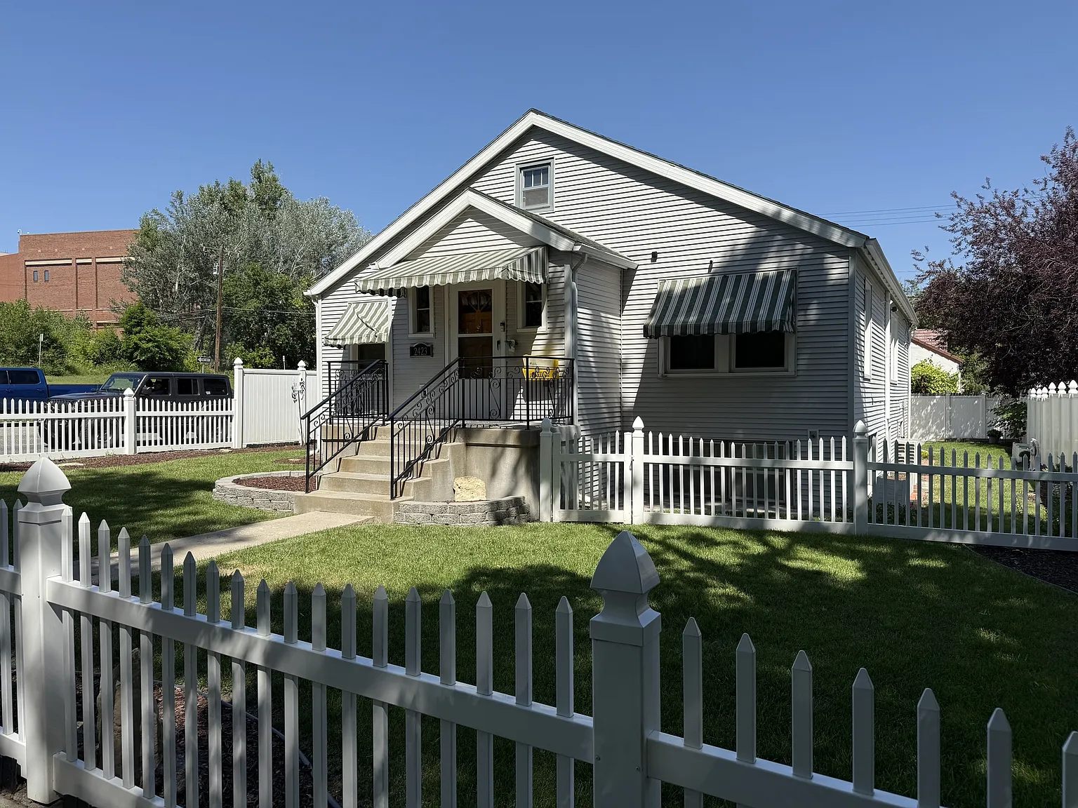 2423 Pine St — Photo 3