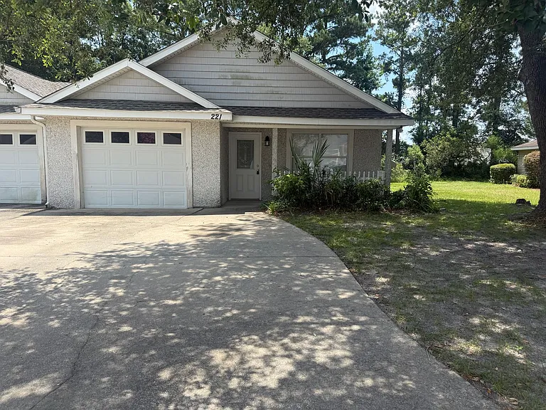 221 Millcrest Dr — Photo 1