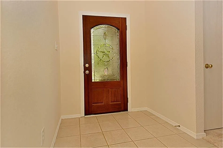 3 bed, 2.0 bath, 1347 sqft, $2,000 — Photo 4