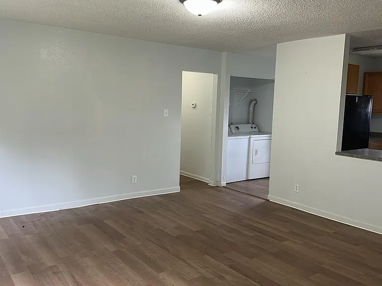 1052 N Lincoln St — Photo 12