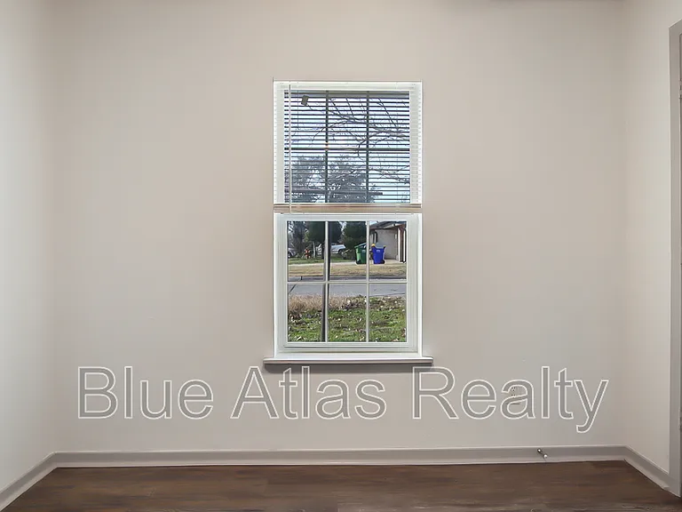 702 Catherine Ln — Photo 11
