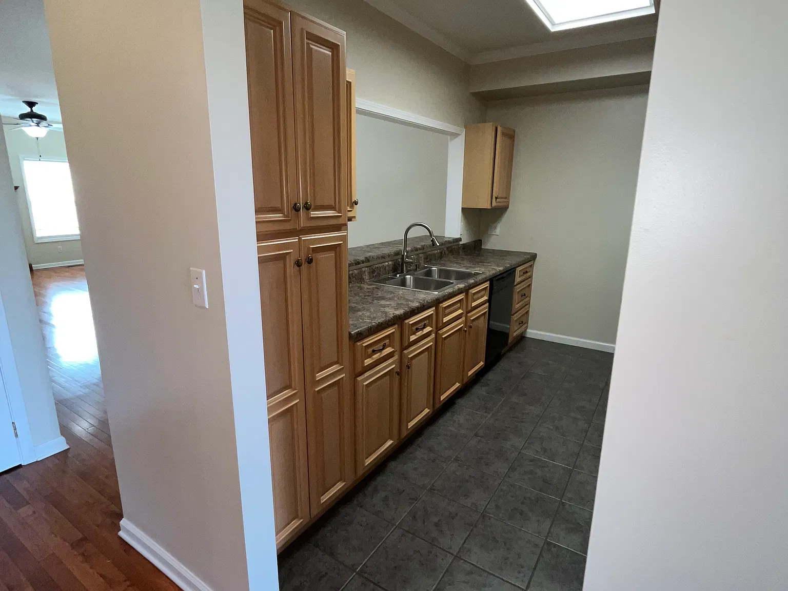4 bed, 1978 sqft, $2,200 — Photo 4