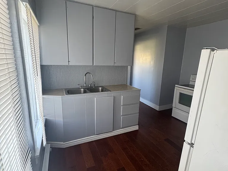 515 W 2nd St — Photo 14