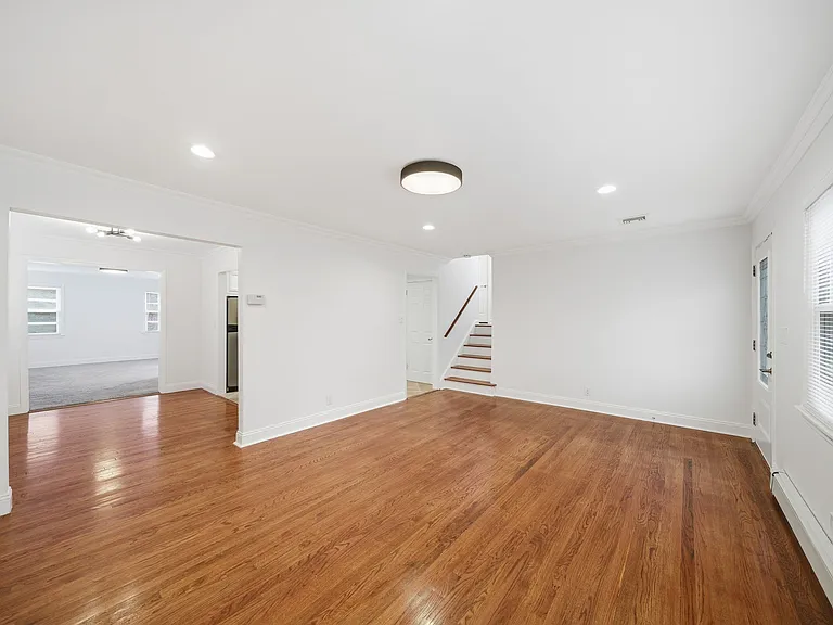 10 Lloyd Ave — Photo 6