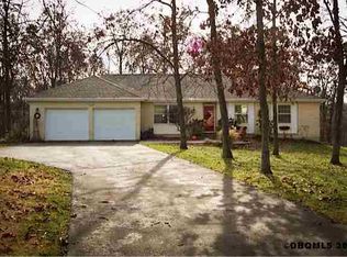 8938 Pheasant Ln, Dubuque, IA 52003