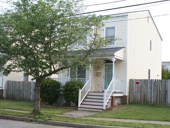 2nd image of 1825 W Moore St
