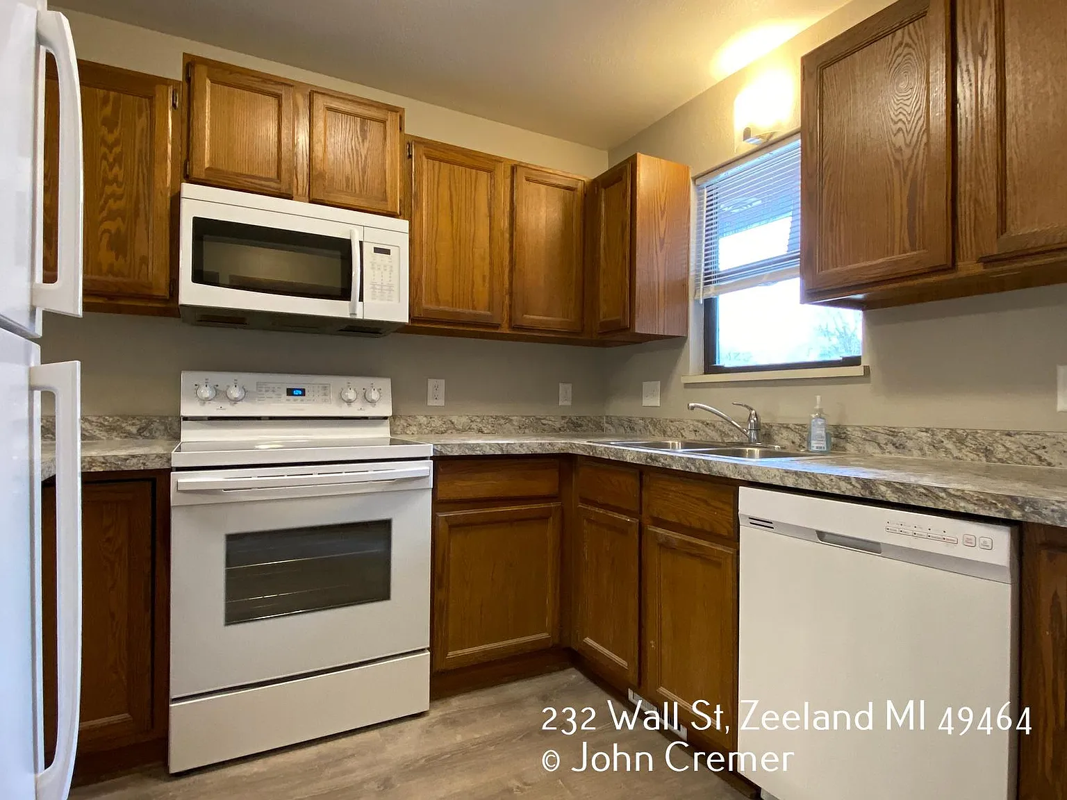 3 bed, 1.5 bath, 1700 sqft, $1,998 — Photo 2