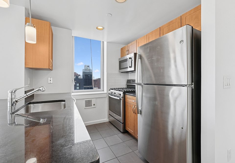 1st image of 229 Chrystie St APT 716