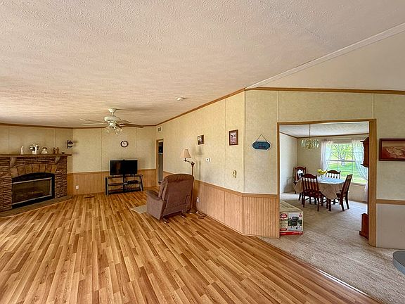 3rd image of 184 Hazelnut Ln
