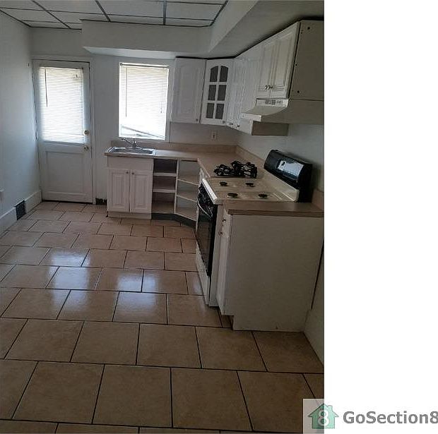 2nd image of 2924 Tulip St