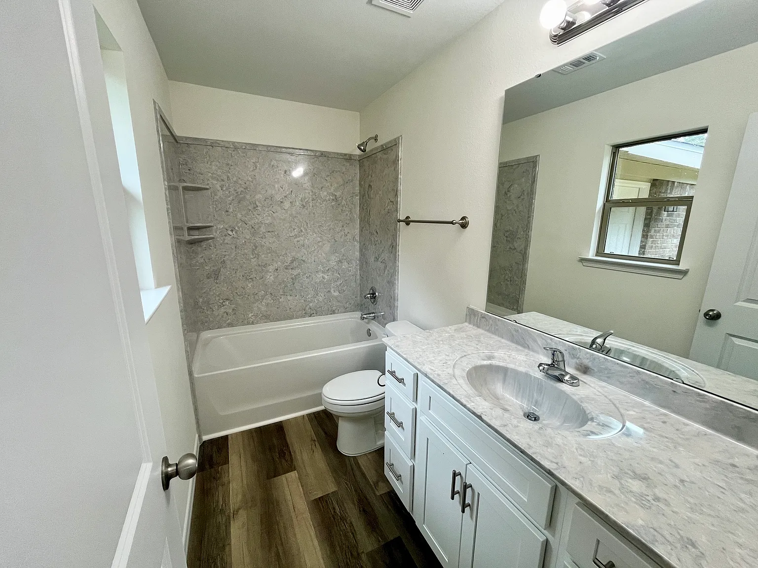3 bed, 1257 sqft, $1,900 — Photo 4