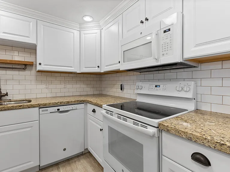 8 N 325 E — Photo 10