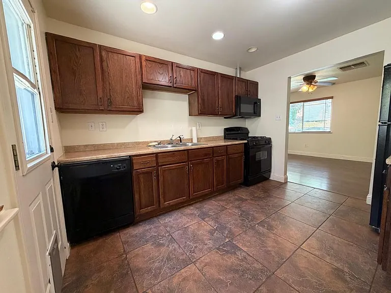 315 Chamberlain Ave — Photo 4