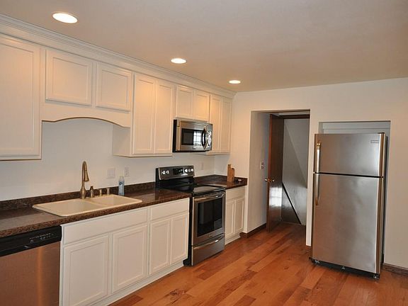 4th image of 303 Kettle Moraine Dr S