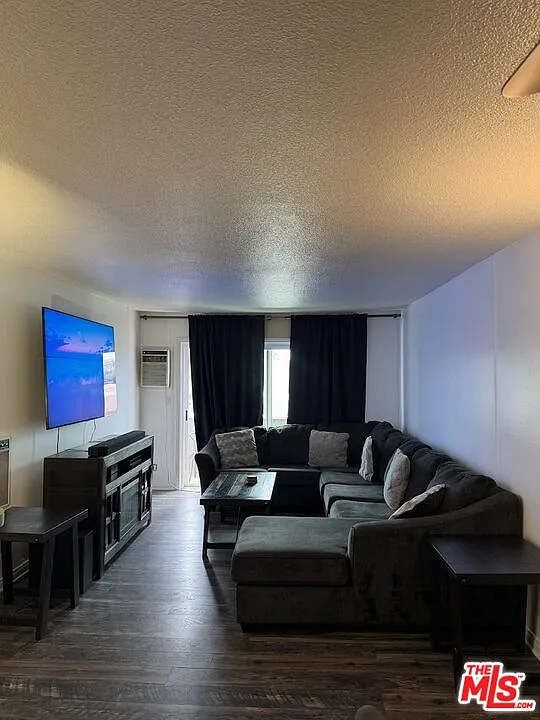 1 bed, 1.0 bath, 597 sqft, $2,300 — Photo 1