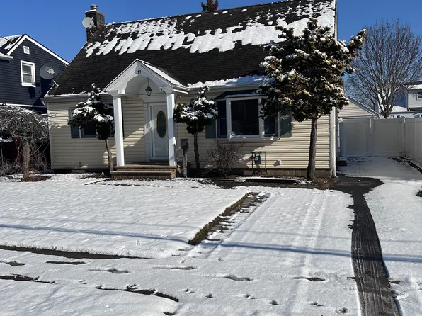 27 Center St, Hicksville, NY 11801