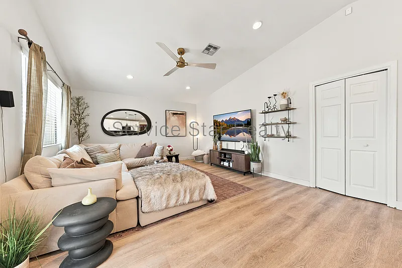 4 bed, 2.0 bath, $3,200 — Photo 4