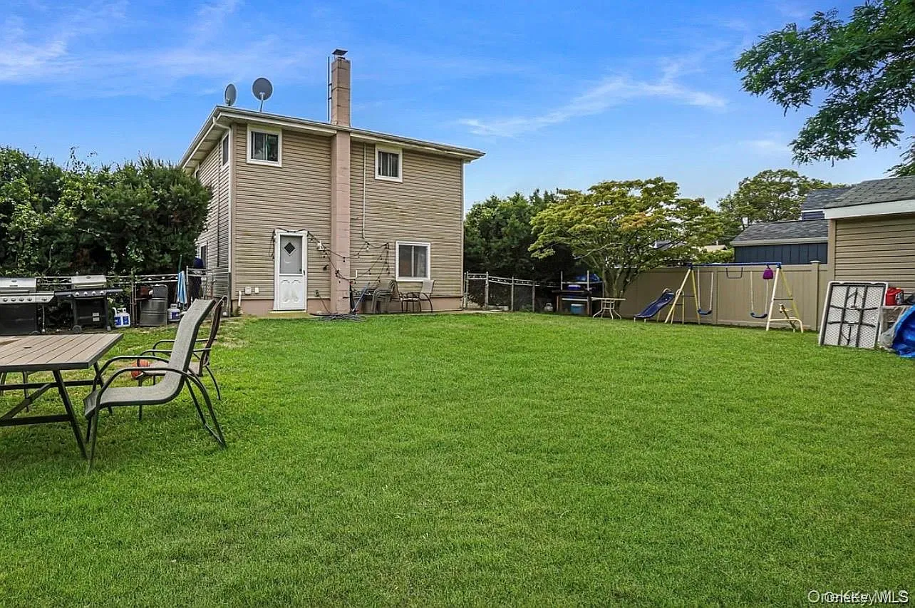 3 bed, 1.0 bath, 900 sqft, $3,500 — Photo 2