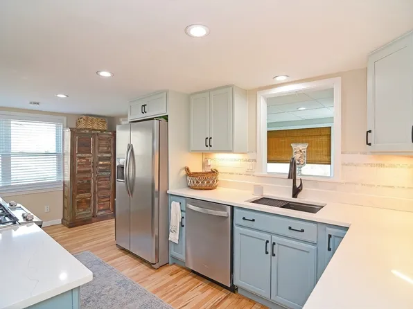 25 Silver Birch Ave, Plymouth, MA 02360
