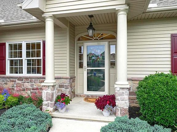 3rd image of 865 Meadow Ct