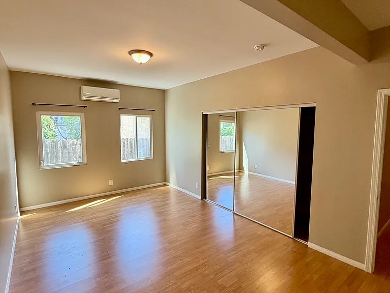 1033 Allen Ave #2 — Photo 8