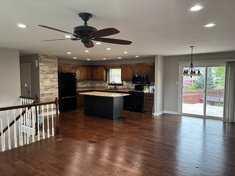 931 Iroquois Dr — Photo 2