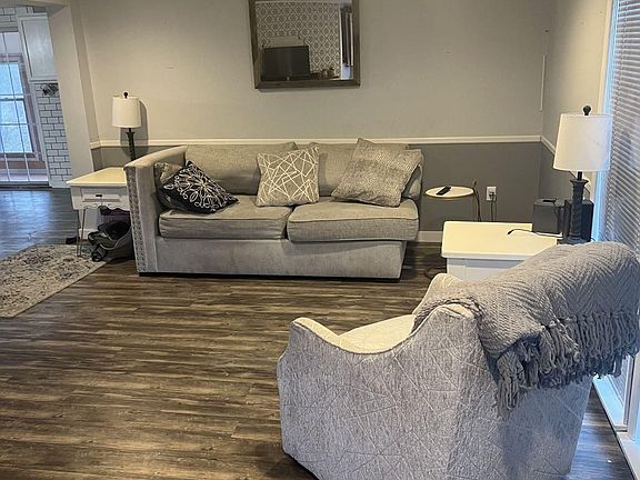 3rd image of 198 Valley Dr